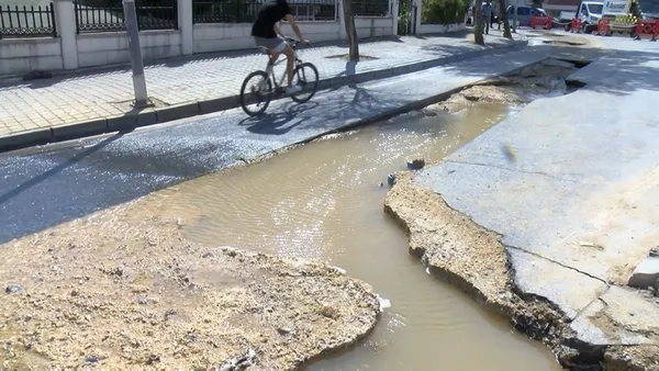 buyukcekmecede-coken-yola-otomobil-dustu-iski-calismasi-vatandaslara-kabus-oldu-1656094623610.jpg Büyükçekmece’de çöken yola otomobil düştü! İSKİ çalışması vatandaşlara kabus oldu-5