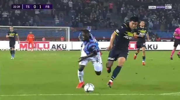 trabzonspor-fenerbahce-macinda-nefes-kesen-mucadele-kim-min-jae-kirmizi-kart-gordu-1634489881052.jpeg Trabzonspor - Fenerbahçe maçında Kim Min-Jae kırmızı kart gördü!-4