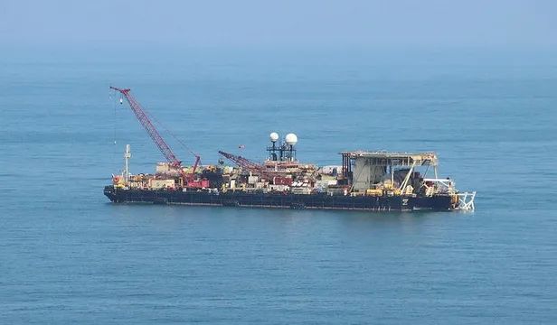 Karadeniz'deki doğal gazı taşıyacak boruların "Castorone" adlı gemi tarafından derin sulara serimi başladı-4
