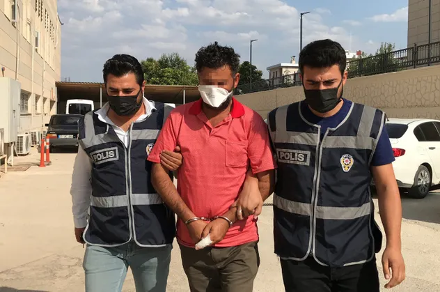 Karısına laf attığını iddia ettiği kişiyi bıçakla delik deşik etmişti! Tutuklandı