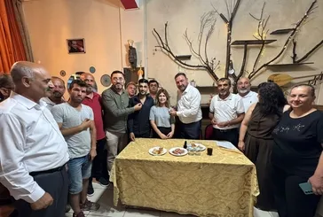 Karabağlar’da CHP’ye katılan 200 üyeye rozet takıldı. Utku Gümrükçü, partinin İzmir’de büyümeye devam ettiğini belirtti