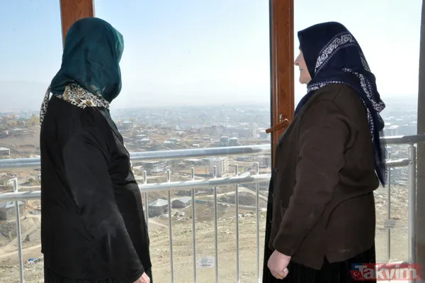 Hakkari'nin Yüksekova İlçesinde Terör Olayları Nedeniyle Evleri Yıkılan Vatandaşlar İçin Toplu Konut İdaresi (Toki) Tarafından Yaptırılan Konutların Anahtar...