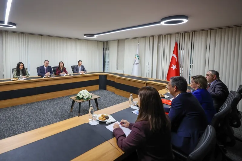 es-genel-baskanlar-bulustu-chp-genel-baskani-ozgur-ozelden-deme-ara-secim-ziyareti-22-vekil-senaryosu-1775483483577.jpeg "Eş Genel Başkanlar" buluştu! CHP Genel Başkanı Özgür Özel'den DEM'e "ara seçim" ziyareti | "22 vekil" senaryosu-2