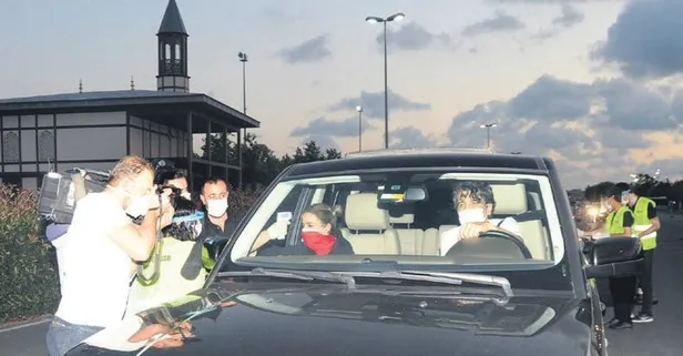 Oyuncu Büşra Pekin ayrıldığı şarkıcı Ersay Üner'le objektiflere yakalandı!