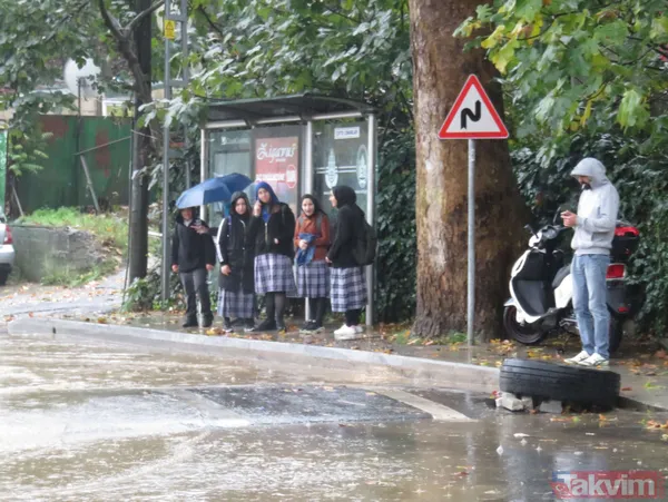 Meteoroloji İstanbul'u uyarmıştı! Beykoz'da yollar göle döndü, sürücüler zor anlar yaşadı - 23