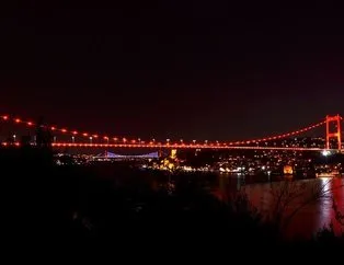 İstanbul’da köprüler kırmızıya büründü!