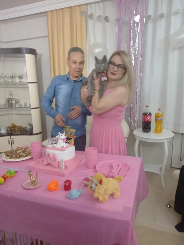 gorulmemis-dogum-gunu-kedi-icin-parti-duzenlediler-1640351120411.jpg