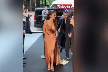 Hande Erçel sınırları zorladı! Derin yırtmaçlı elbisesi zor anlar yaşattı