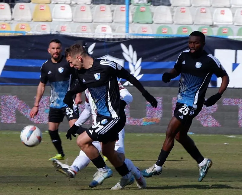 Kritik maçta gülen Erzurum