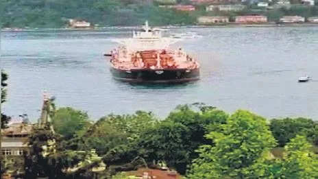 Petrol taşıyan tanker sürüklendi kıyıya 300 metre kala durduruldu! Boğaz çift yönlü trafiğe kapatıldı-1