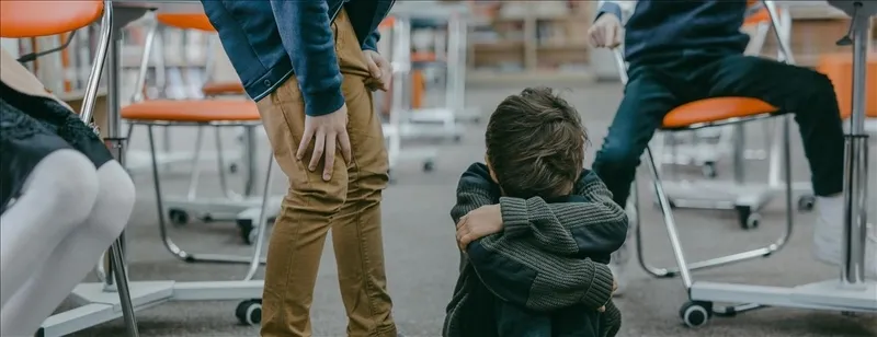 ayakkabi-modeli-zorbalik-nedeni-marka-giymeyenler-okulda-dislaniyor-1765323652445.jpeg Akran zorbalığı (AA)