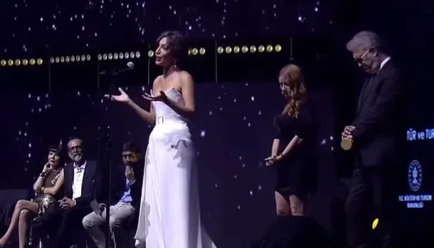 tamer-karadagli-nihal-yalcin-olayi-ne-cocuklar-duymasinin-haluku-konusma-devam-ederken-odulunu-uzatti-sonrasinda-1633819919772.jpg Tamer Karadağlı Nihal Yalçın olayı ne? Çocuklar Duymasın'ın Haluk'u konuşma devam ederken ödülünü uzattı sonrasında...-2