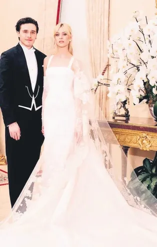 Brooklyn Beckham ve Nicola Peltz’in düğününde anne Claudia Heffner Peltz'in 2. Abdülhamit kolyesi geceye damga vurdu