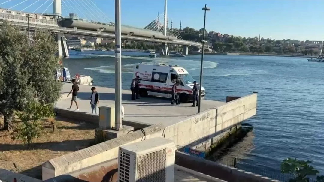 1784484758713.jpeg Haliç'te tur teknesi köprüye çarptı: Personel denizde ölü bulundu-5