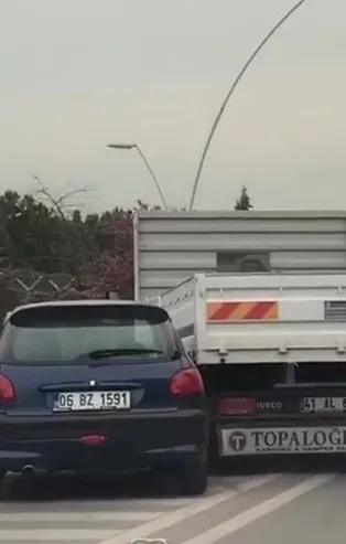 Kocaeli'nin Gebze ilçesinde kamyonetiyle husumetlisinin önünü keserek kurşun yağdırdı