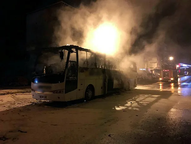 1572428892512.jpg Hopa’da yolcu otobüsü alev alev yandı-1
