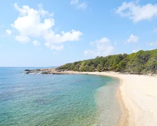 Bu plajın tadını yerli turistler çıkarıyor