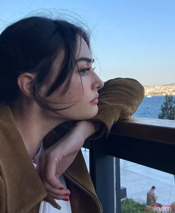 Esra Bilgiç sutyeninin üzerine giydiği ceketiyle paylaştı! “Ve fotoğraflar geldi” deyip ortalığı çalkaladı! Diriliş Ertuğrul ve Ramo’nun yıldızı... - 4