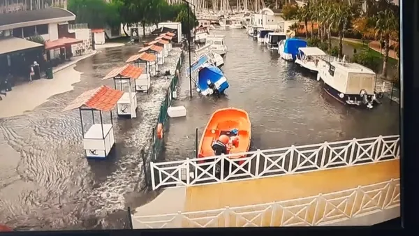 izmir-sigaciktaki-tsunaminin-en-net-goruntusu-ortaya-cikti-deniz-yukseldi-sular-onune-kattigini-boyle-surukledi-1604756084568.jpg İzmir Sığacık'taki tsunaminin en net görüntüsü ortaya çıktı! Deniz yükseldi, sular önüne kattığını böyle sürükledi...-4