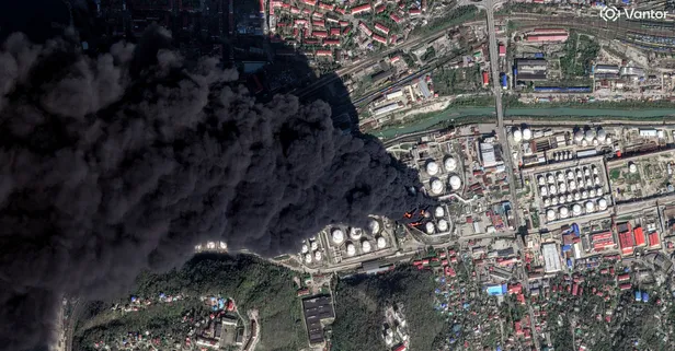 Ukrayna İHA'larla saldırdı: Rusya'nın Karadeniz kıyısındaki Tuapse rafinerisinde büyük yangın | Uydudan göründü
