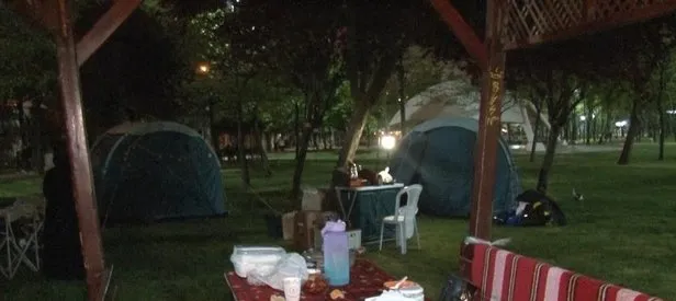 Vatandaşlar çadırda kalmaya devam ediyor