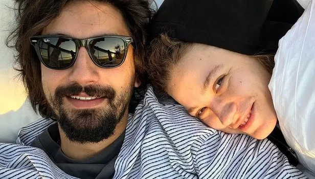 Bomba patladı! Umut Evirgen'Den Serenay Sarıkaya'ya ilan-ı aşk! İşte “Arkadaşız” diyen çiftin sarmaş dolaş ilk karesi...