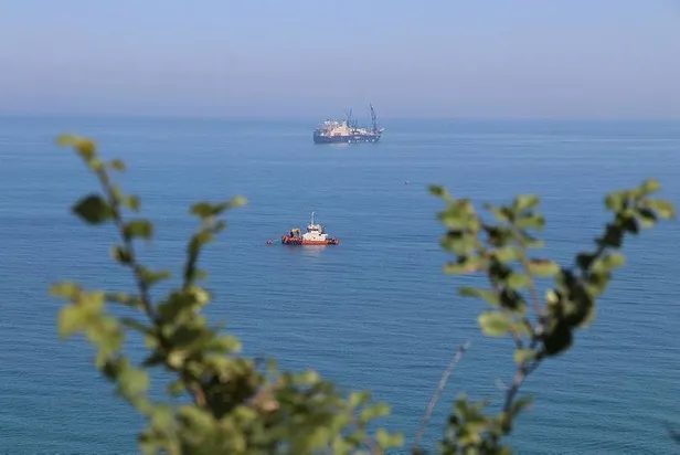 Karadeniz'deki doğal gazı taşıyacak boruların "Castorone" adlı gemi tarafından derin sulara serimi başladı-3