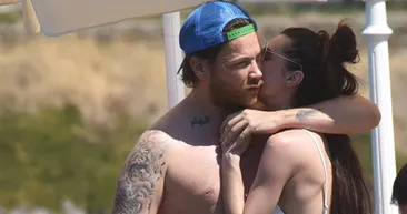 Burcu Kıratlı ve Sinan Akçıl plajda aşka geldi! Beyaz mayolu Burcu Kıratlı mankenlere taş çıkardı