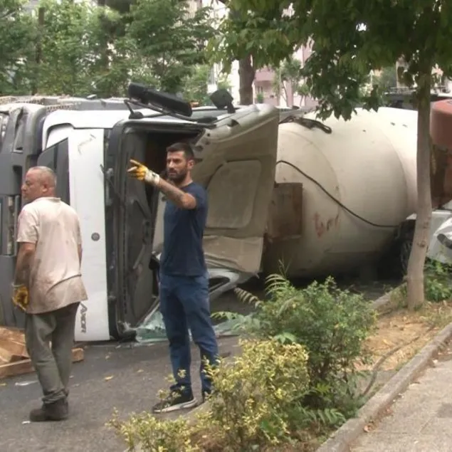 Kadıköy’de beton mikseri dehşet saçtı! Yan yattı