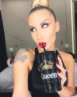 umut-evirgenle-nur-fettahoglunun-mesaj-trafigi-serenay-sarikayayi-cok-kizdiracak-1645901503912.jpeg Umut Evirgen’le Nur Fettahoğlu’nun mesaj trafiği Serenay Sarıkaya'yı çok kızdıracak-2