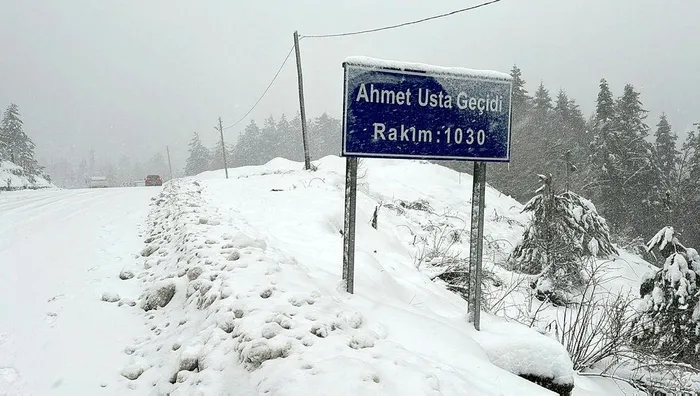 1703410620011.jpeg Evlerin çatısı uçtu, araçlar hasar gördü! 472 yerleşim birimine ulaşım sağlanamıyor-8