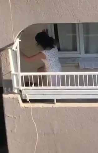 Adana’da tepki çeken görüntü! Balkonda köpeğe eziyet kamerada