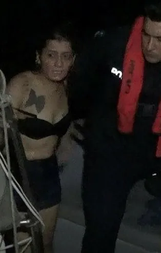 Son dakika: İzmir'de denize düşen kadını polis kurtardı