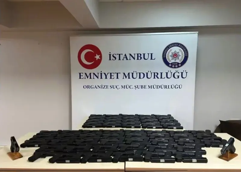 istanbul-polisinden-taksi-ve-depoya-es-zamanli-silah-baskini-1775109634774.jpg İstanbul polisinden taksi ve depoya eş zamanlı silah baskını-2