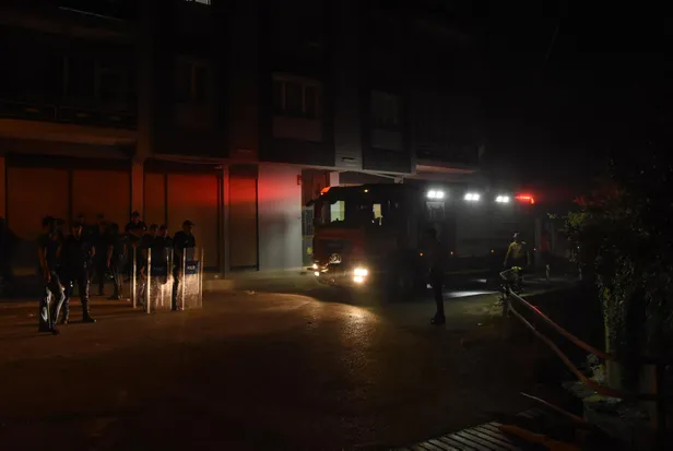 İzmir'de cinayet zanlılarının evinde "şüpheli" yangın! Çevik kuvvet ve TOMA nöbette-3