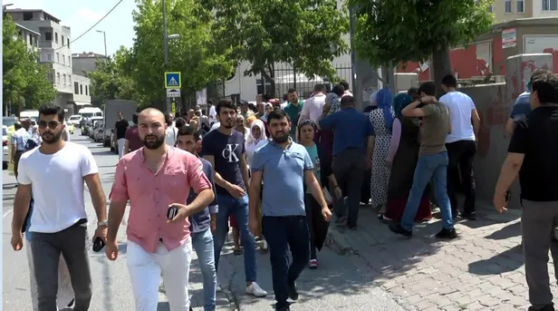 Avcılar'da 18 bin 450 seçmenli okulda büyük kalabalık-2