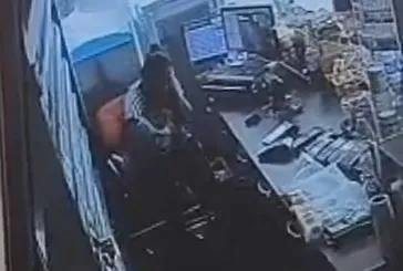 Kucağındaki bebeğe aldırmadı defalarca bıçakladı