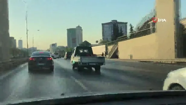 Güneş gözlüğünü taktı kamyonet kasasında uyuyarak böyle yolculuk yaptı