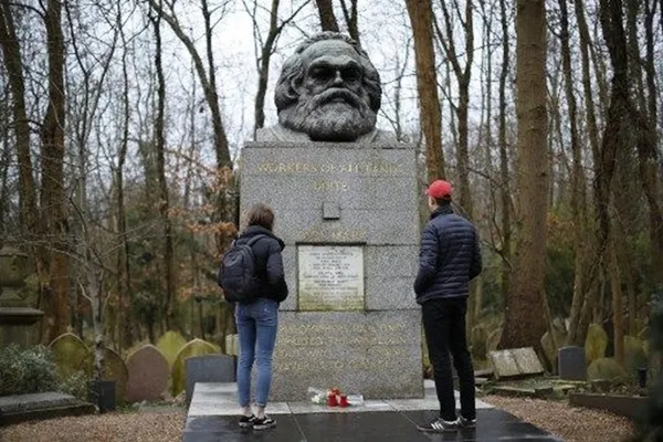 karl-marxin-mezarinin-turizme-acilmasi-komunistler-arasinda-tartisma-cikardi-1606828257615.jpg Karl Marx'ın mezarının turizme açılması komünistler arasında tartışma çıkardı-10