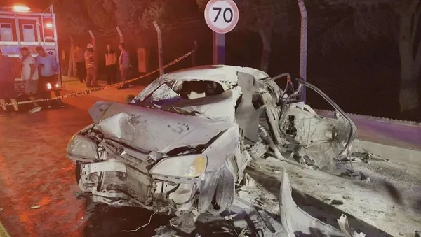 Son dakika: İzmir'de gece yarısı korkunç kaza! Alev alan araçtan ölü ve yaralılar çıkartıldı-2