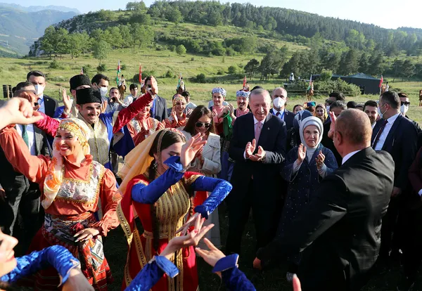 baskan-erdoganin-susa-ziyaretine-damga-vuran-an-aliyev-at-hediye-etti-1623782335215.jpg