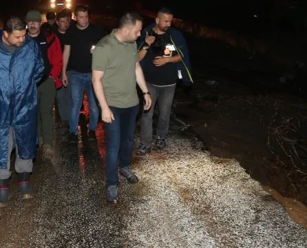 Çanakkale’de sağanak nedeniyle köy yolu göçtü
