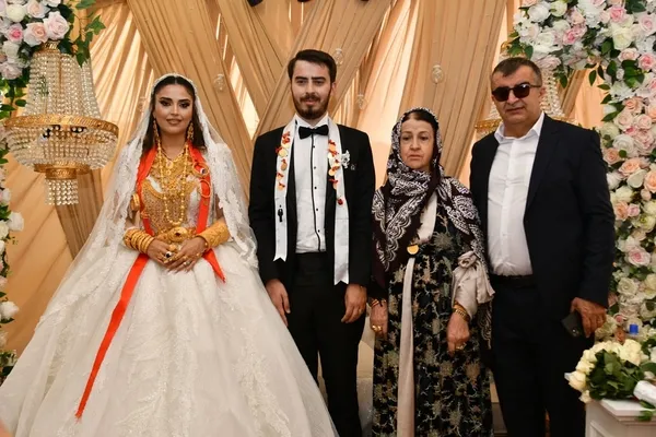 dugunde-5-kilo-altin-takilan-gelin-halay-cekerken-zorlandi-1658757298736.jpg