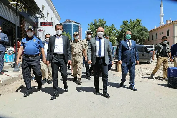koronavirus-denetiminde-gulumseten-diyalog-kimse-bu-cevabi-beklemiyordu-1596715180348.jpg Koronavirüs denetiminde gülümseten diyalog! Kimse bu cevabı beklemiyordu-2