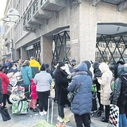 avrupayi-yoksulluk-vurdu-fransanin-baskenti-pariste-bir-tas-corba-icin-3-saat-kuyrukta-beklediler-1675037850299.jpeg
