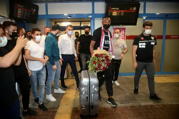 trabzonsporun-yeni-transferi-bangaly-fode-koita-trabzona-geldi-1624824006483.jpeg Trabzonspor'un yeni transferi Bangaly Fode Koita, Trabzon'a geldi!-1