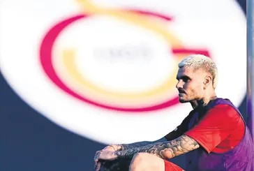 Galatasaray ile idmana çıkan Icardi, mutsuz halleriyle dikkat çekti
