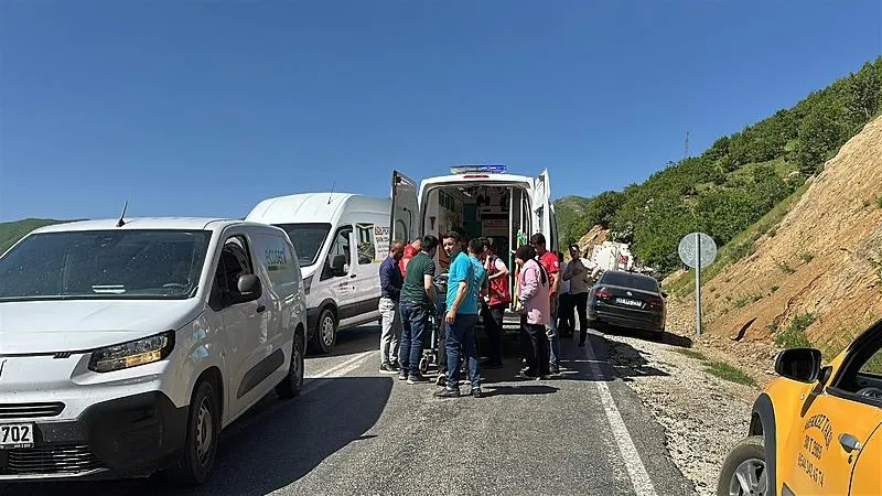 Hakkari'de öğrenci servisi devrildi (AA)