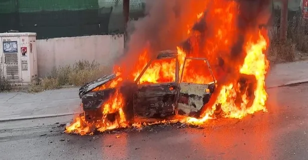 5 metre gidemeden alev alev! Avcılar'da otomobil yandı