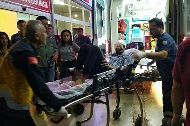 Adana'da ilginç anlar! Silahla başından vurulan kişi el sallayarak ambulansa bindi